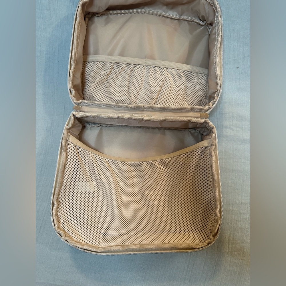 The Hanging Cosmetic Case - Picture 8 of 10